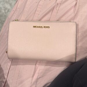 Michael Kors Women's Pink Wallet
Jet set travel powder blush